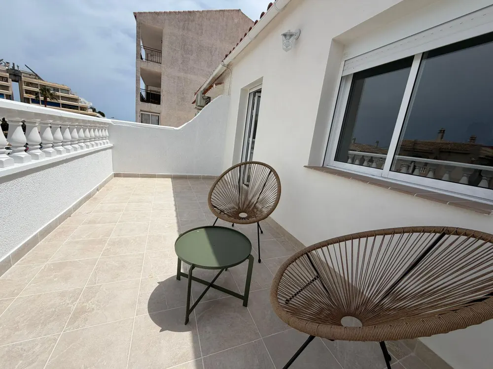 Terrass med sittgrupp på övervåningen av radhuset i Torreblanca